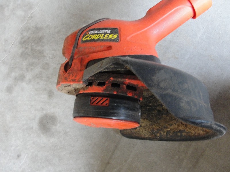 BLACK N DECKER RECHARGEABLE LAWN TRIMMER