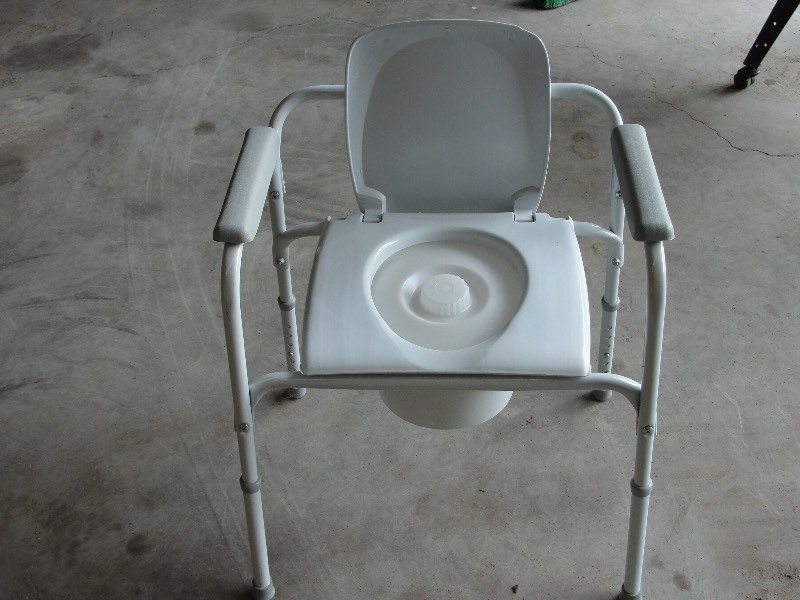 ADJUSTABLE  COMMODE