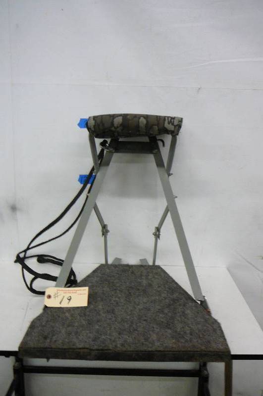 lot 19 image: Aluminum Tree Stand