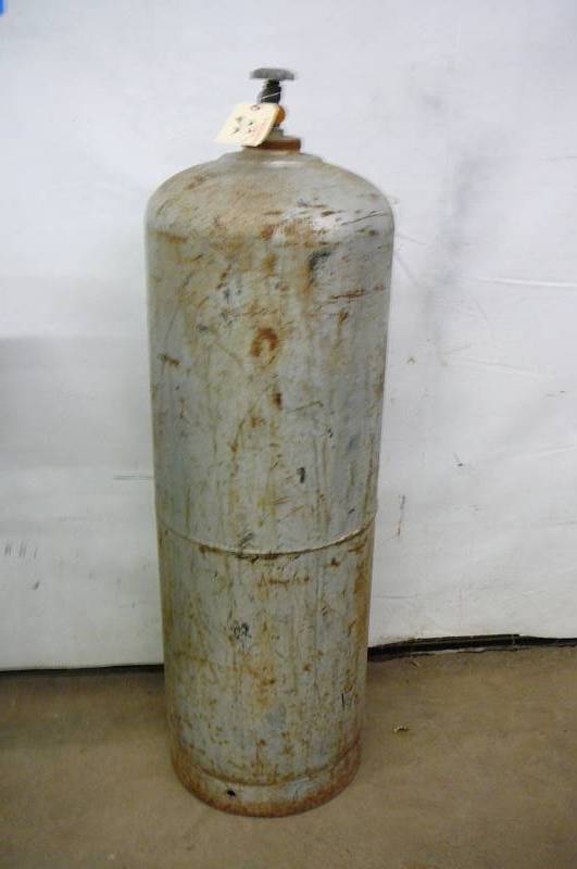 lot 22 image: 100LB LP Tank