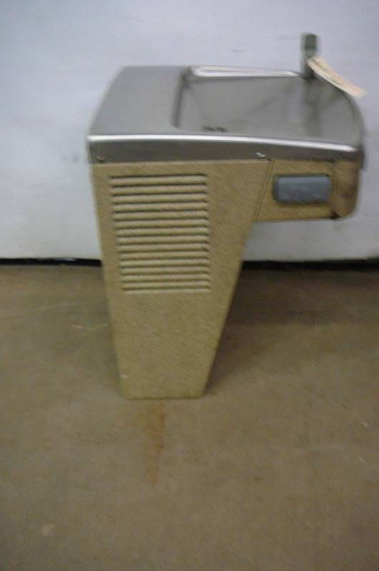 lot 32 image: Oasis Wall Mount Drinking Fountain