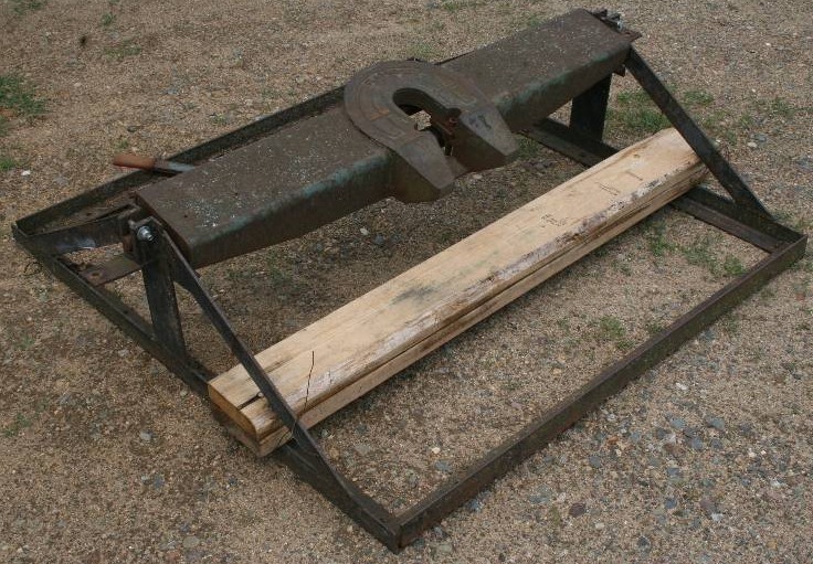lot 12 image: Goose Neck Trailer Hitch