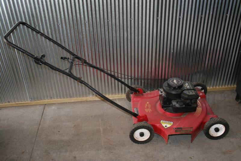 lot 14 image: Lawn Mower