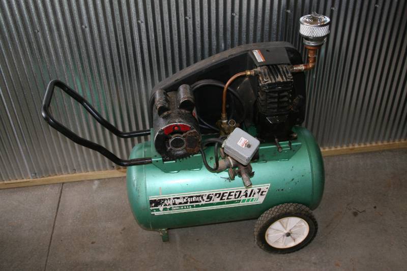 lot 15 image: Air Compressor