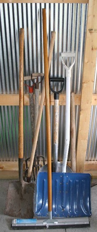 lot 22 image: Yard Tools