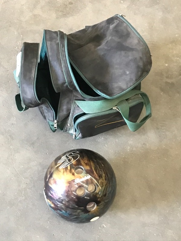 lot 32 image: Storm STDY225135 Bowling Ball With ...