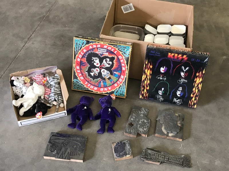 lot 43 image: Box Of Assorted Unopened Kiss Puzz...