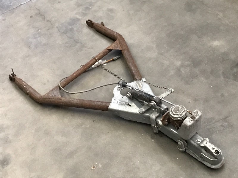 lot 67 image: 2 Ball Hitch Tow-Bar With Surge Br...