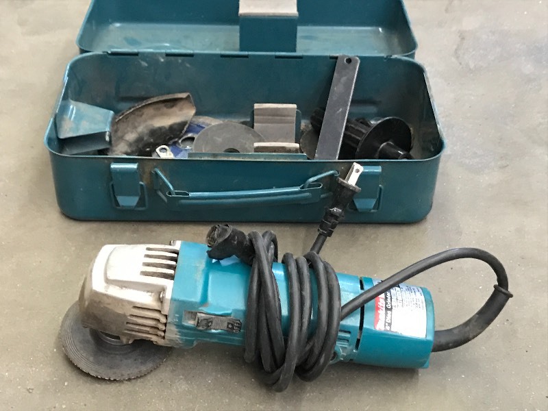 lot 84 image: Makita 115Volt 4.5 Angle Grinder W...