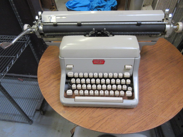 lot 509 image: ROYAL TYPEWRITER