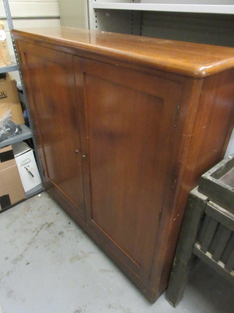 lot 524 image: WOOD CABINET