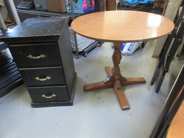 lot 527 image: WOOD STAND AND TABLE