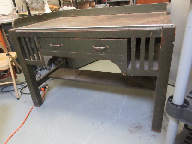 lot 528 image: SOLID WOOD WORKBENCH