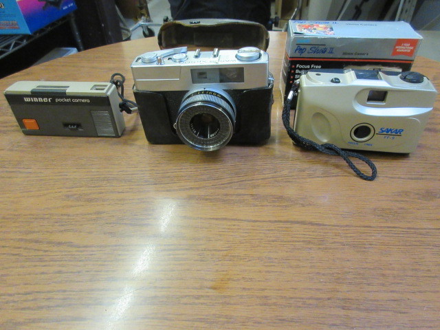 lot 536 image: OLD CAMERAS
