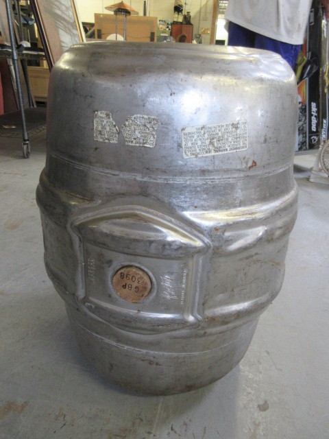 lot 543 image: 15.5 ALUMINUM BEER KEG