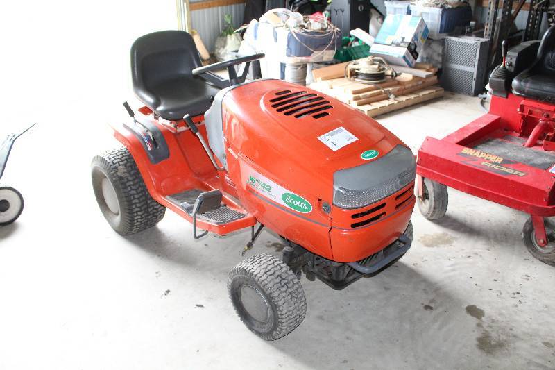 lot 4 image: Scotts 16 hp 42in.-Cut Lawn Tractor