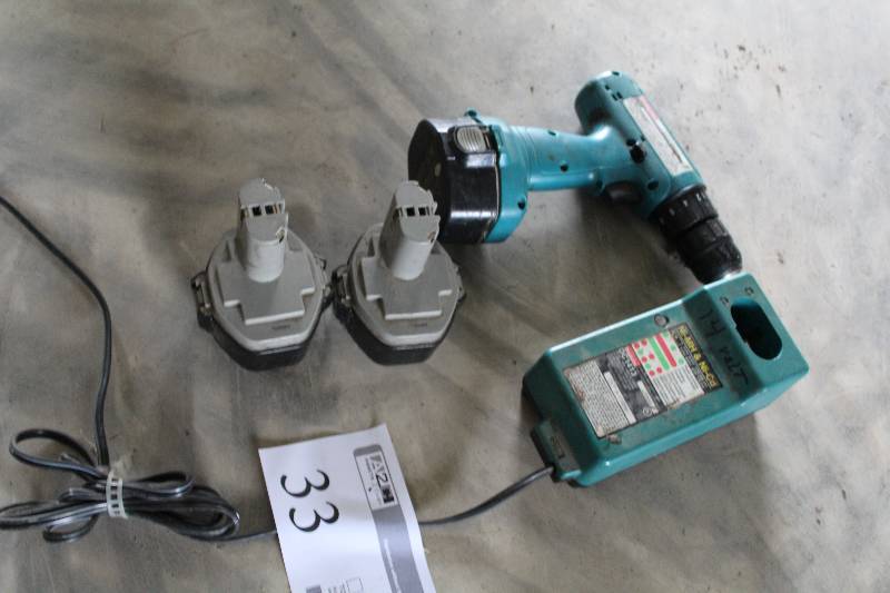 lot 33 image: Makita 14.4V Cordless Drill with 3 battery packs and 1 charger