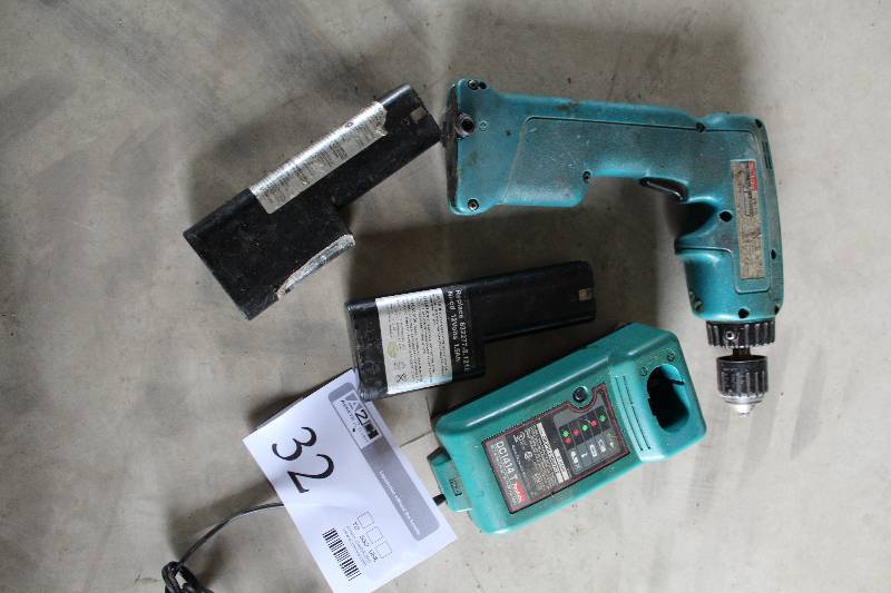 lot 32 image: Makita 12V Cordless Drill with 3 battery packs and 1 charger