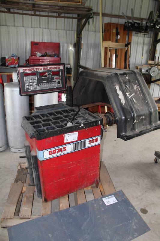 lot 6 image: Coats 950 Direct Drive Wheel Computer Balancer