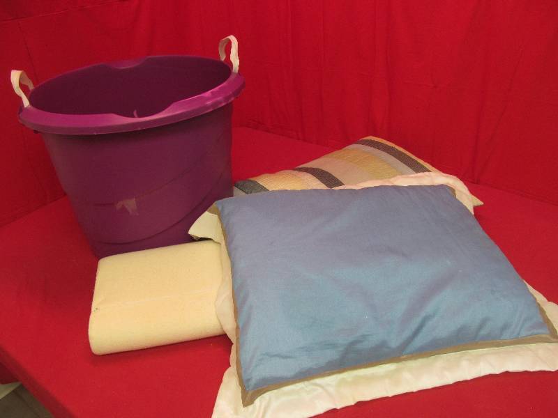 pillows, tub