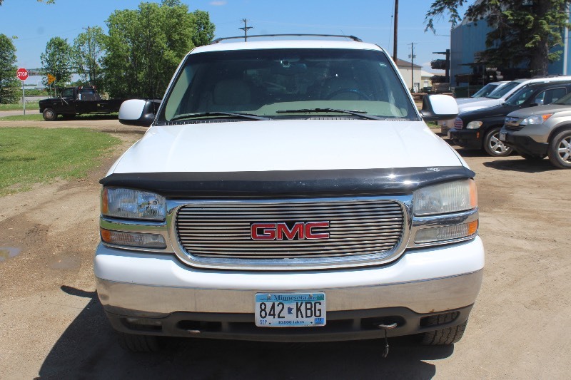 lot 2546 image: 2001 GMC Yukon XL 1500 4x4