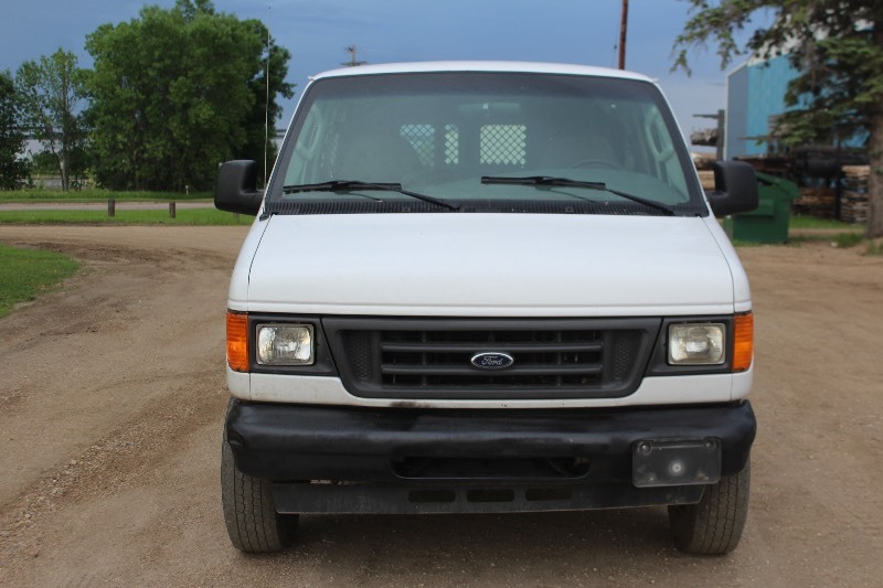 lot 2544 image: 2004 Ford E250 Vans Econoline