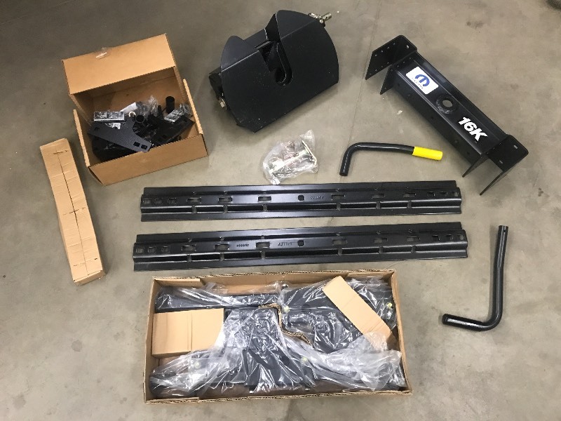 New 5th Wheel Hitch Set