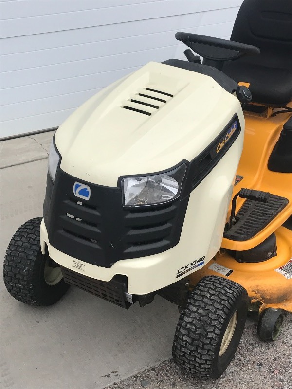 lot 4 image: Cub Cadet LTX1042 Lawn Tractor