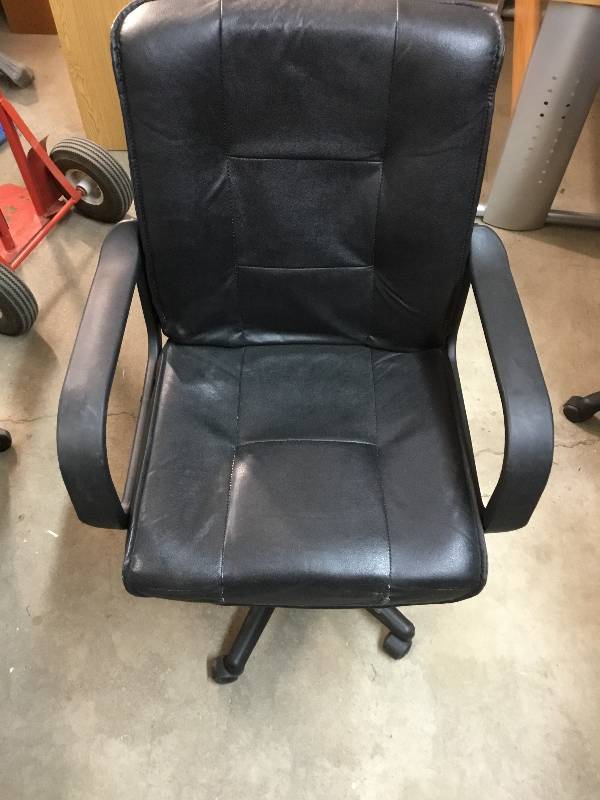 lot 11 image: Black office chair