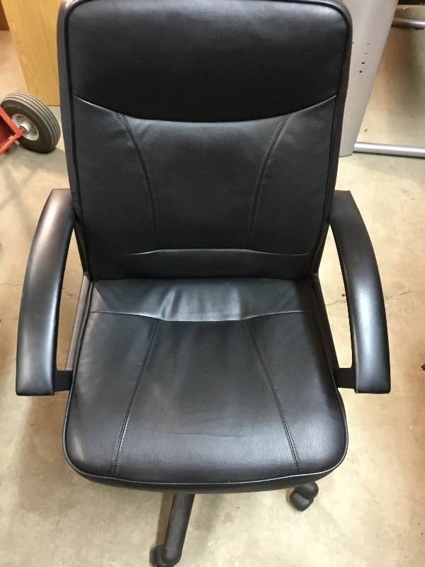 lot 12 image: Black office chair