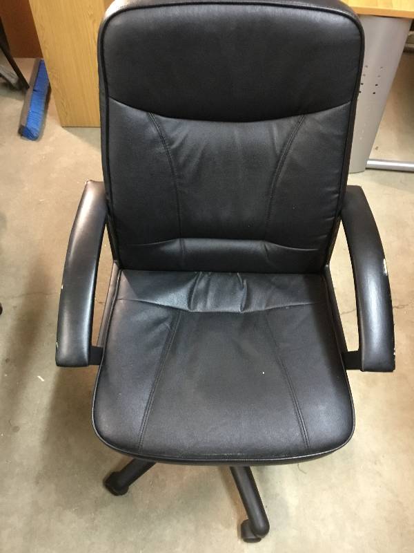 lot 13 image: Black office chair