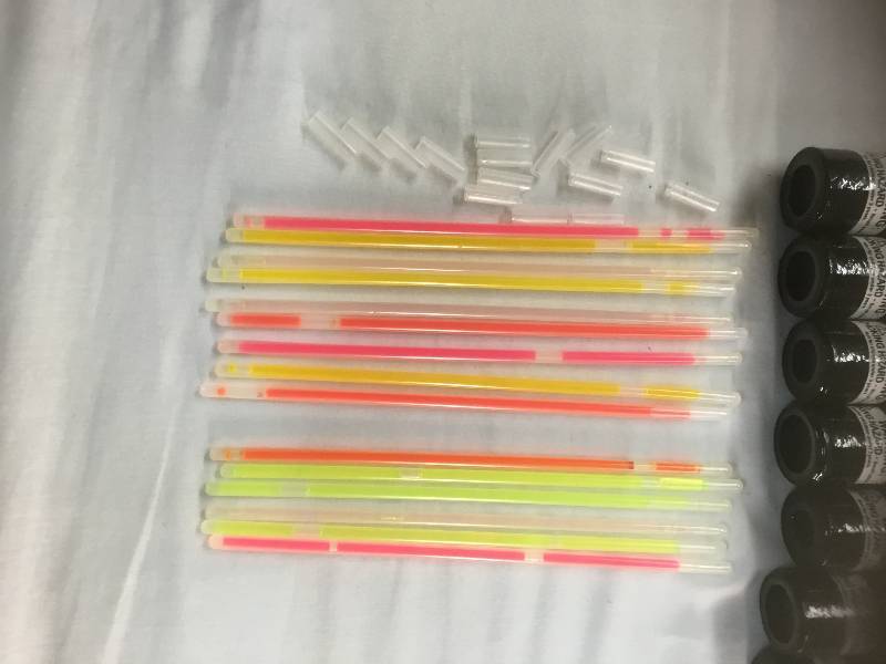 lot 20 image: 8 packs of Glow Sticks with 15 Bracelets with 15 connectors - 5 Colors