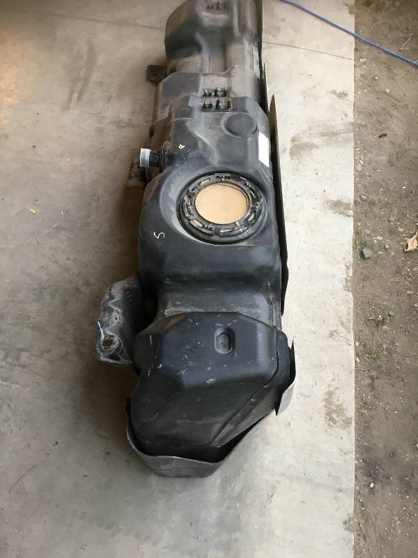 lot 62 image: New Gas Tank for a  2015 2500 Crew Cab 66 box - Duramax Model 36DSBSF