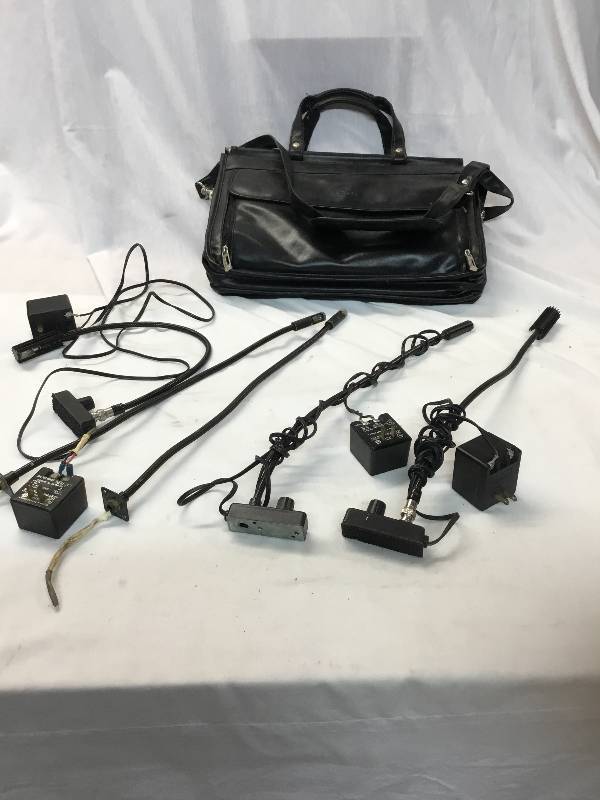 lot 88 image: Leather carrying case, 5 dimmeable lights