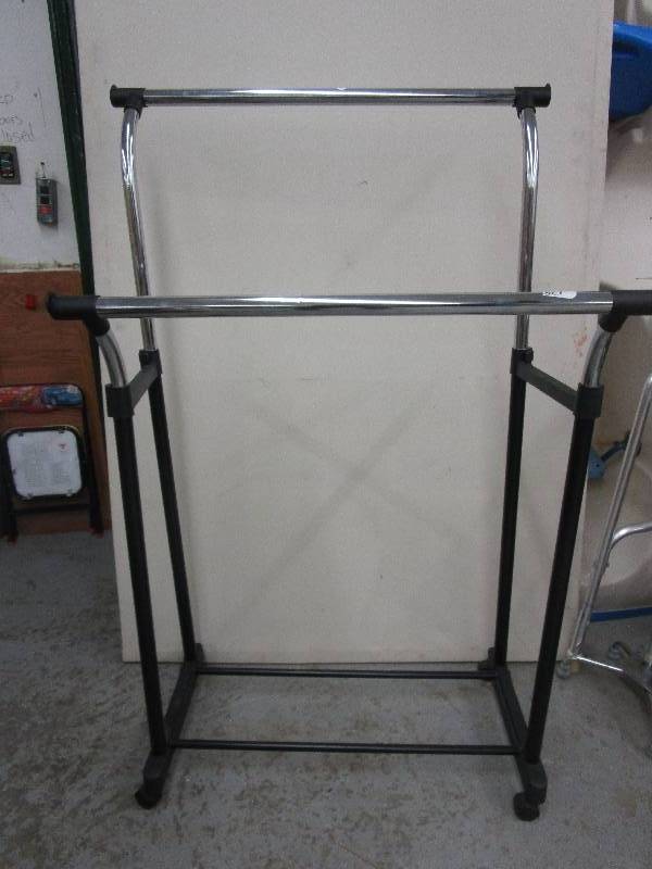 lot 7 image: Adjustable Clothes Hanging Rack