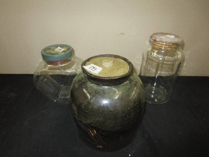 lot 35 image: Crock with cover, jar with cork cover and jar with rosemalling on cover