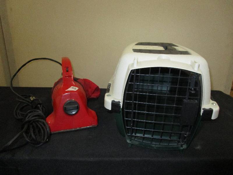 lot 42 image: Small Dog Kennel and Dirt Devil Vacuum