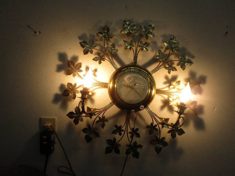 lot 46 image: Vintage Clock with lights