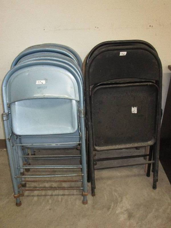lot 61 image: 11 Folding Chairs