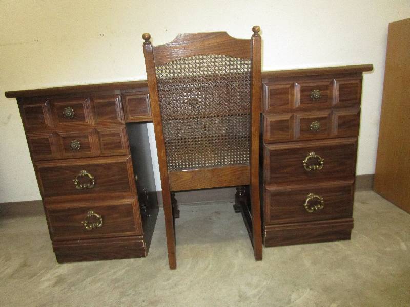 lot 62 image: Desk with Chair