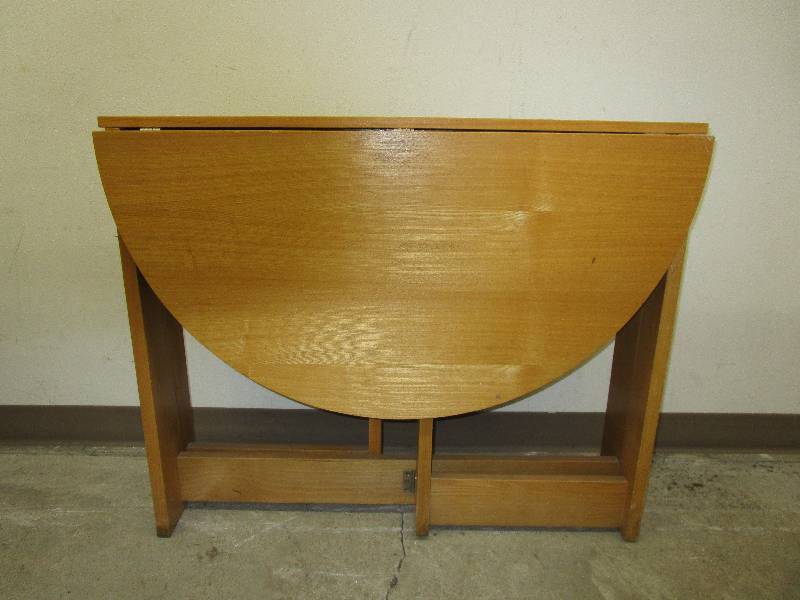 lot 82 image: Vintage Drop Leaf Table
