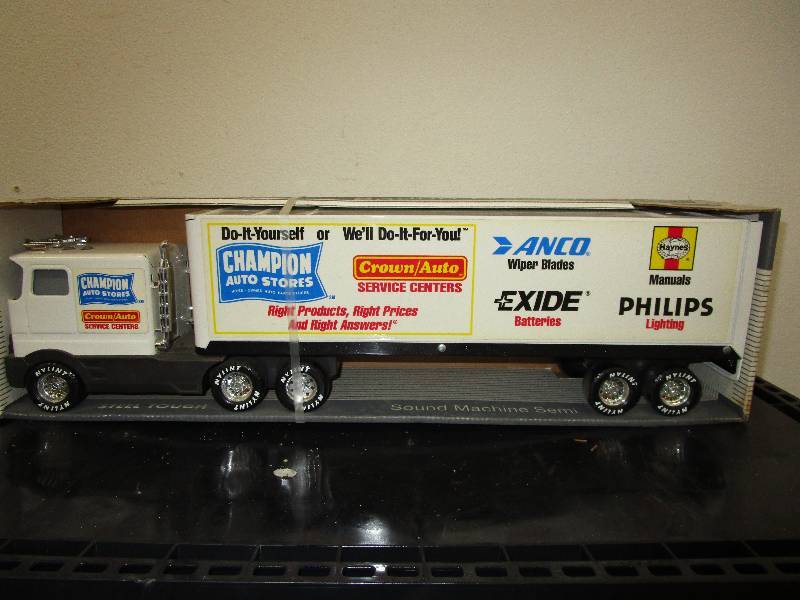 lot 115 image: Champion Auto Stores Toy Semi 1991