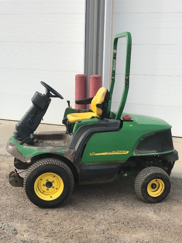 lot 5 image: John Deere 1435 Lawn Mower