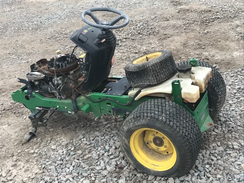 lot 7 image: John Deere 325