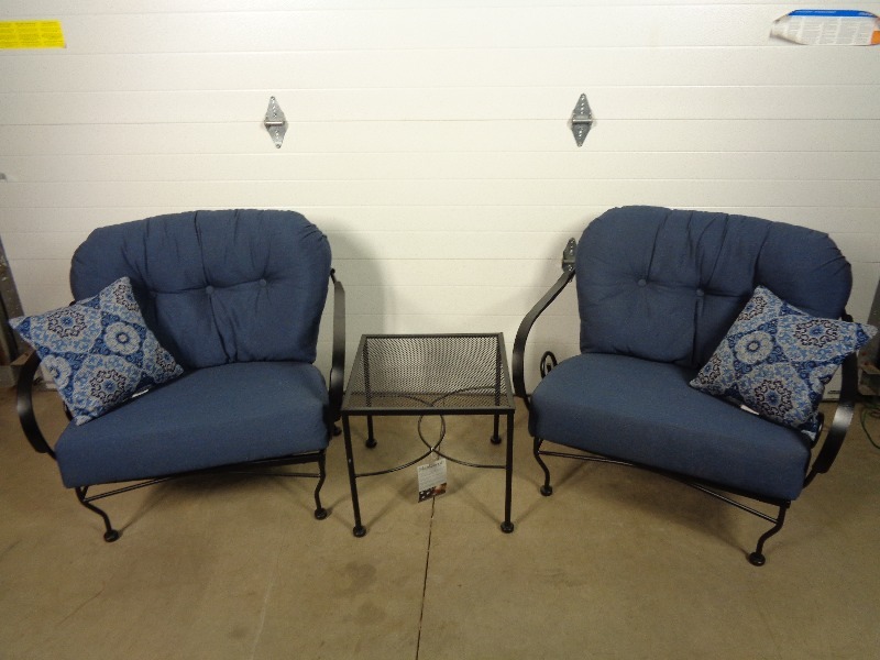 lot 2 image: New Oversized Patio Set