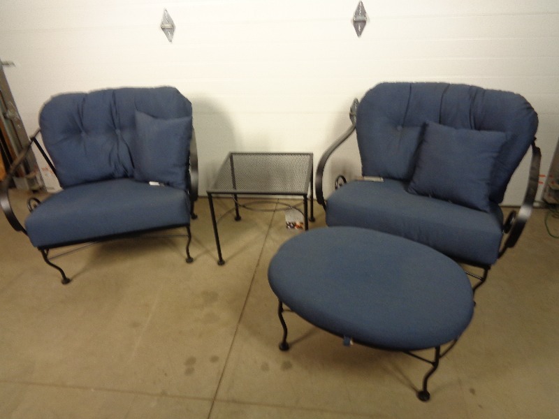 lot 3 image: New Oversized Patio Set with Ottoman