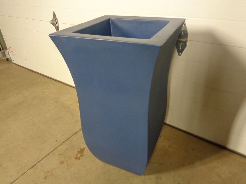 lot 36 image: New Large Mayne Polyethylene Planter