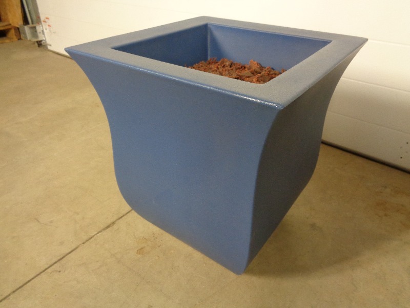 lot 38 image: New Mayne Polyethylene Planter