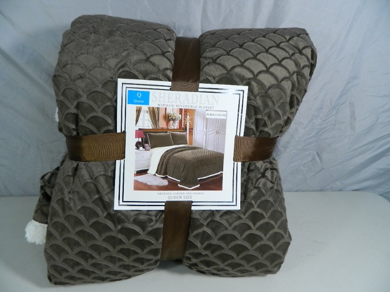 lot 48 image: New Queen Size Mermaid Reversible Blanket
