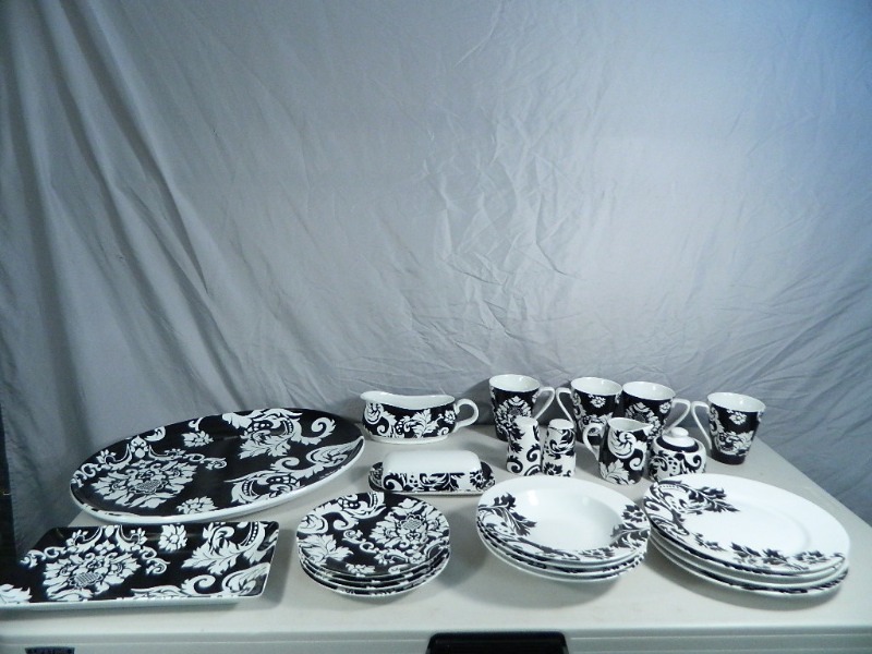 lot 94 image: Beautiful Dish Set